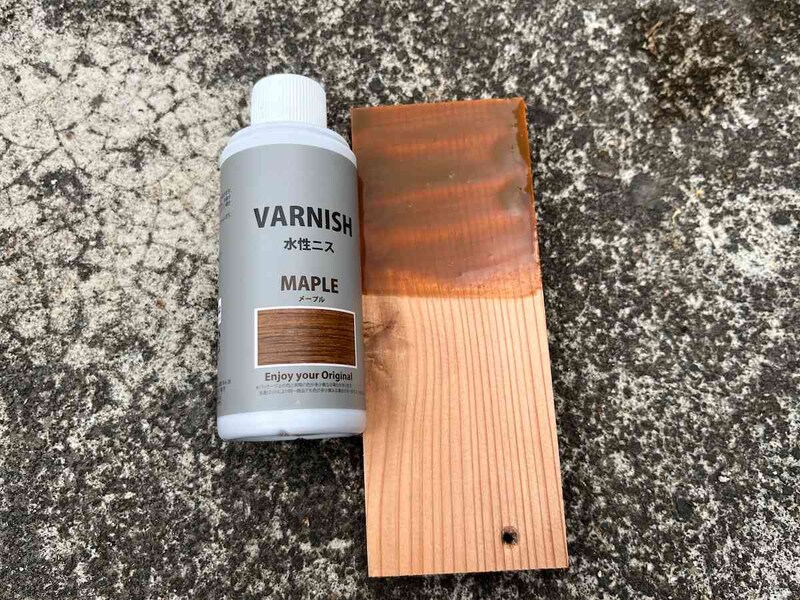 セリアの「水性ニスメープル」は、木材の色が少し濃くなる