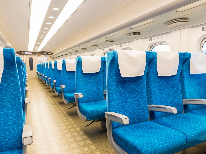 新幹線の「隣席ガチャ」に外れた人々の驚きの体験とは