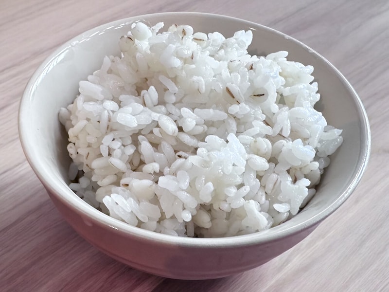 白米に大麦を混ぜて炊いたご飯