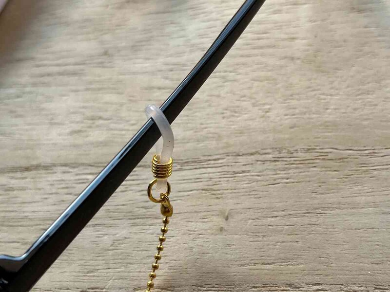 金具をゆるめてフレームに通す