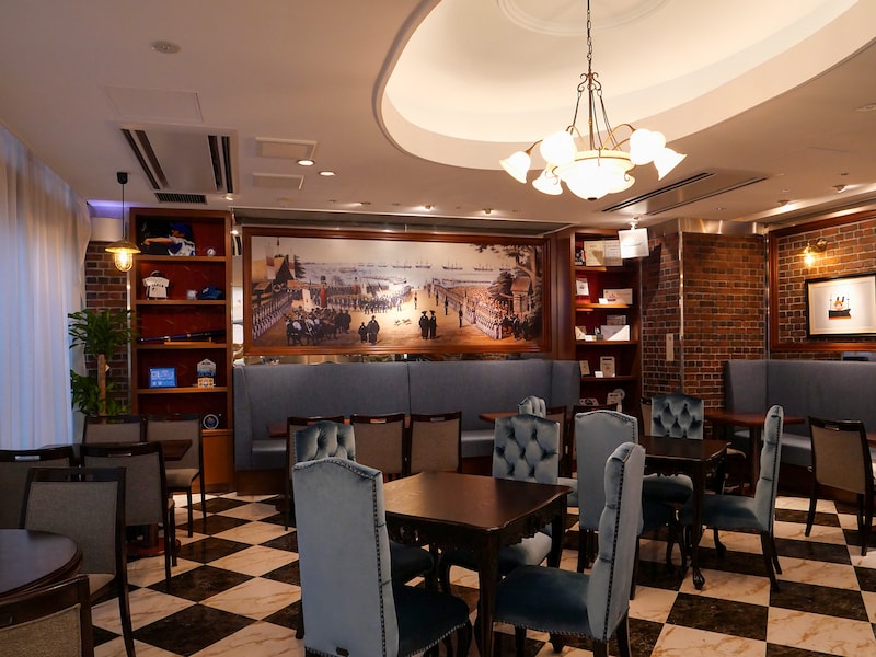 「ペリー提督・将兵の横浜上陸図」（横浜開港資料館 所蔵）が展示されているカフェスペース