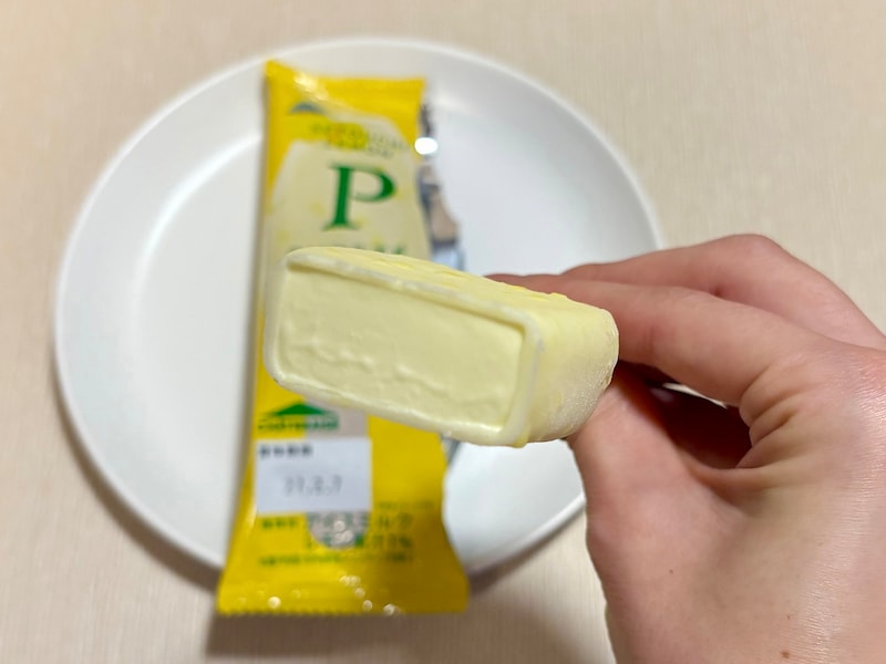 瀬戸内産のレモンを満喫できるアイスバー。しつこくない甘さでスッキリと楽しめます