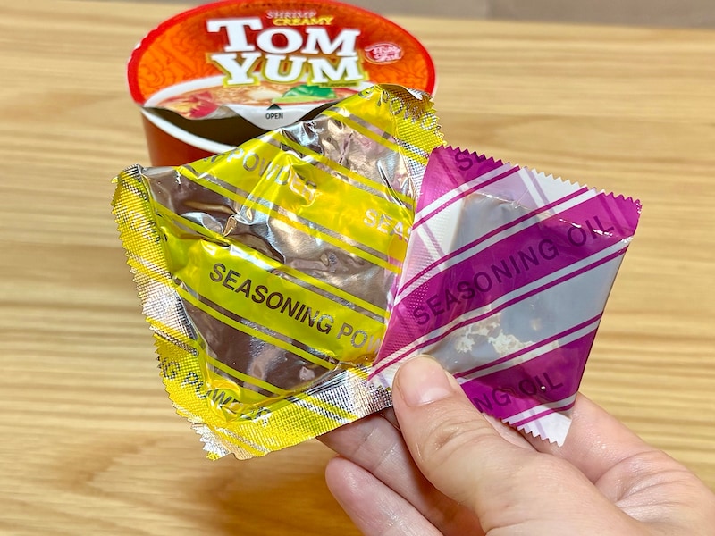 中には調味パウダーとチリソースが入っています。全て入れて熱湯を注いで3分待ったら出来上がり！