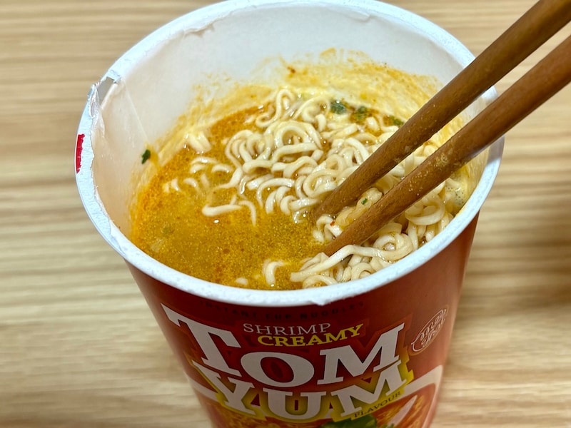 辛すぎない印象。辛いのが苦手な人もおいしく食べられるトムヤムクンラーメンではないでしょうか