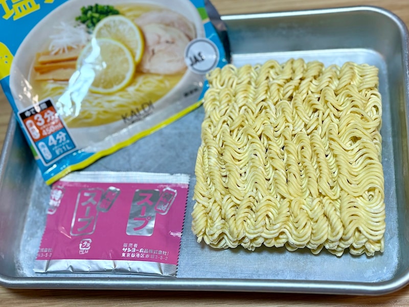 袋の中には麺とスープ粉末が入っています