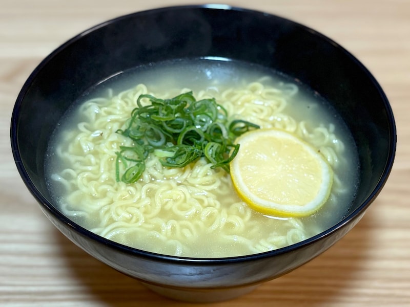 筆者はシンプルにネギとレモンをトッピング。鶏肉やメンマを入れるのもおすすめなのだとか