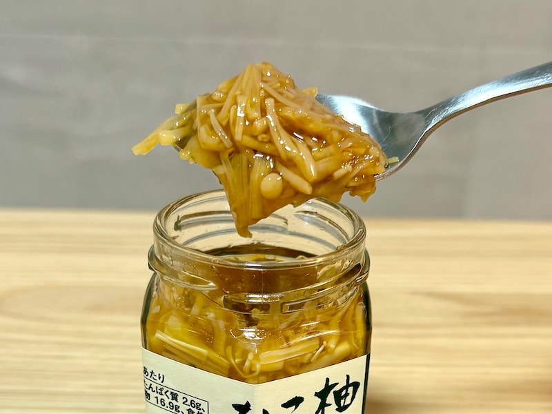 瓶の中には、えのき茸がたっぷり! 柚子こしょうの鼻に抜ける香りがたまりません