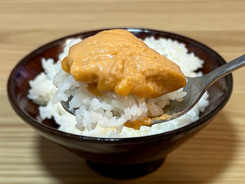 エビ好きにはたまらない濃厚でリッチな味わい。たっぷりかけるのがおすすめです