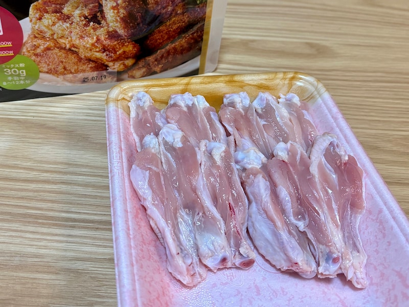 手羽中を生のまま袋に入れて、電子レンジでチンするだけで唐揚げになる商品です
