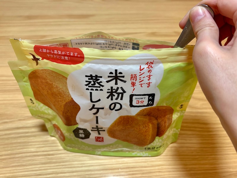 袋の中に豆乳とサラダ油を入れて混ぜたらチンして加熱調理します。作り方はとても簡単で、洗い物が出ないのもうれしいポイント