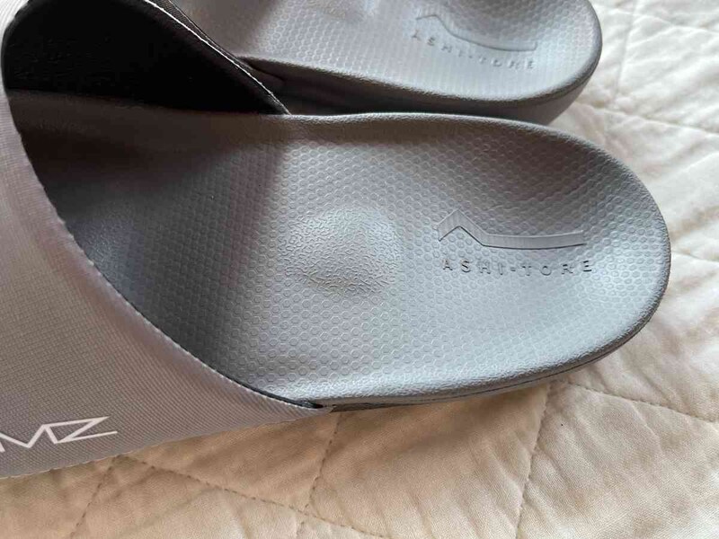 「BMZ(R)アシトレサンダル」はかかと近くに小さな山ができている