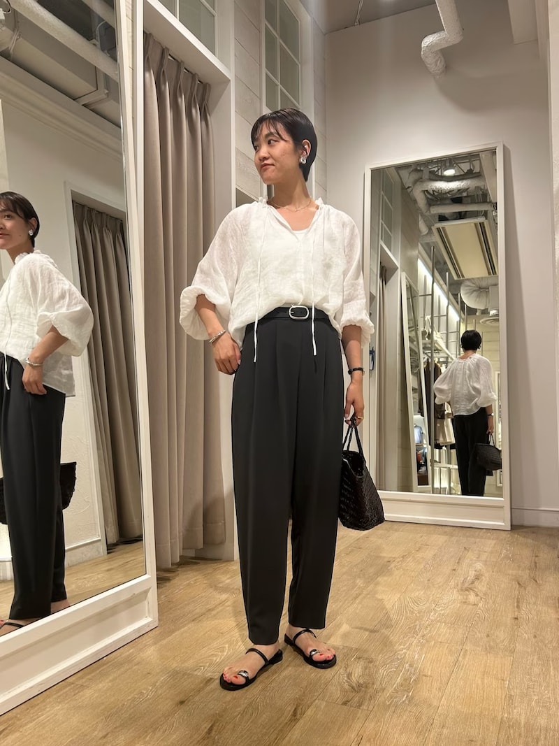 足もとは裾まできれいにシルエットが出るようにすっきりしたものが◎　出典：WEAR