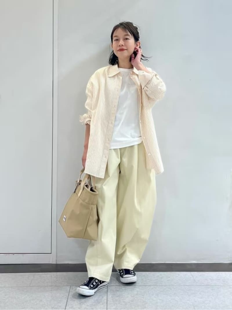 ライトトーンのグラデーションでバレルパンツをすらっと見せて　出典：WEAR