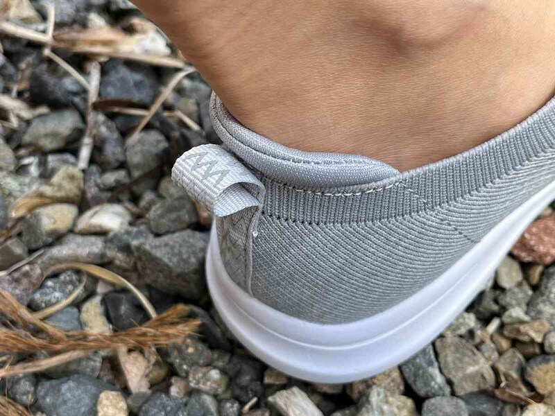 ワークマンの「ファイングリップレディース」のかかとには靴べらのようなものがついている