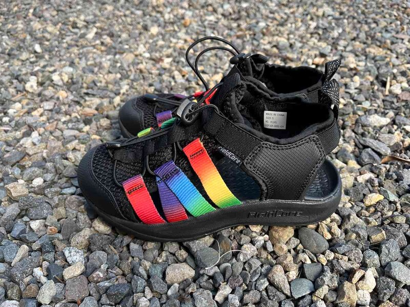 ワークマンの「フィールドサンダルアドバンス」のレインボー