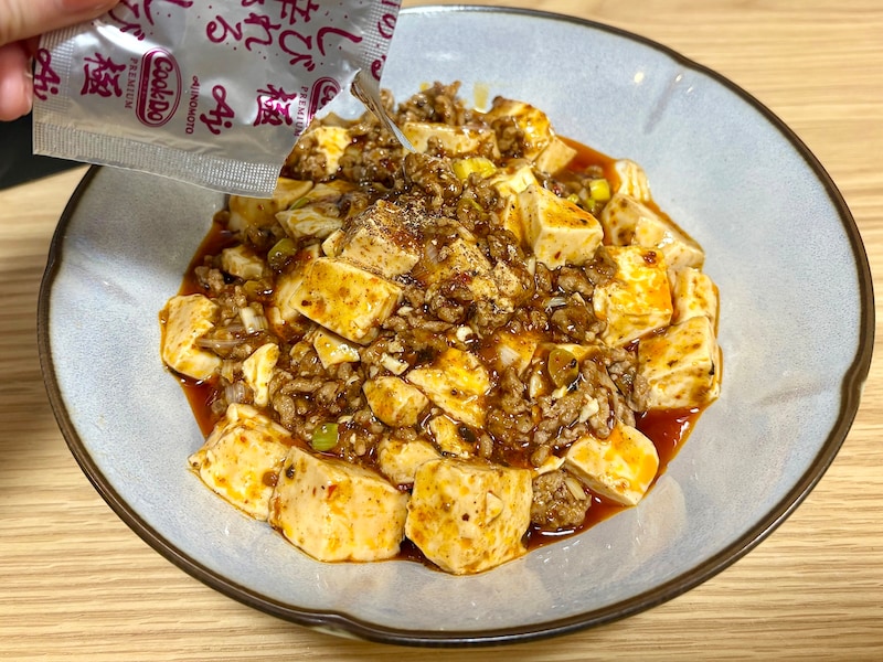 用意した豆腐、ひき肉、長ネギを炒めて「Cook Do」と混ぜ合わせて出来上がり