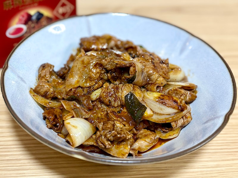 豚バラ肉、長ネギ、タマネギを炒め、「Cook Do」と混ぜ合わせて出来上がり!