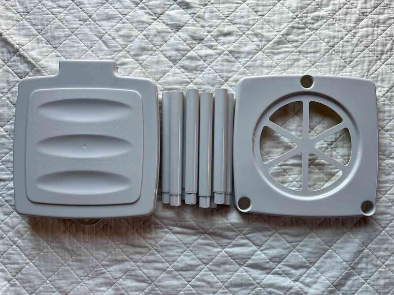 ダイソーの「ゴミ袋ホルダー」は台座、フタ、9本のポール