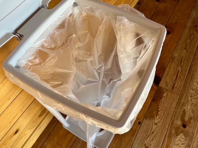 ダイソーの「ゴミ袋ホルダー」にゴミ袋をセットしたらストッパーで押さえる