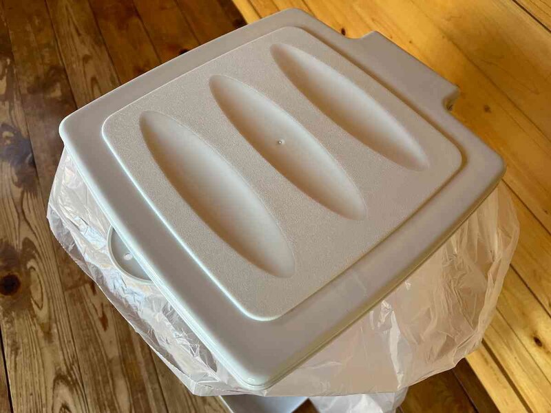ダイソーの「ゴミ袋ホルダー」はふたつきで、ニオイが漏れにくい
