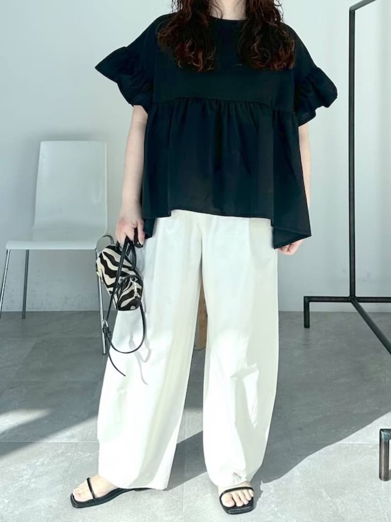 ヒップまわりがカバーできるロング丈&ダークカラーのトップスを 出典:WEAR