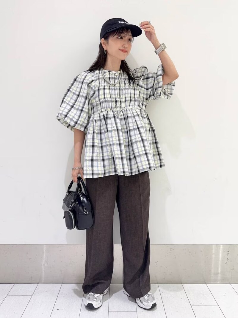 【OKコーデ】雨に濡れた袖や脇汗などが目立たない柄トップスも使えます　出典：WEAR