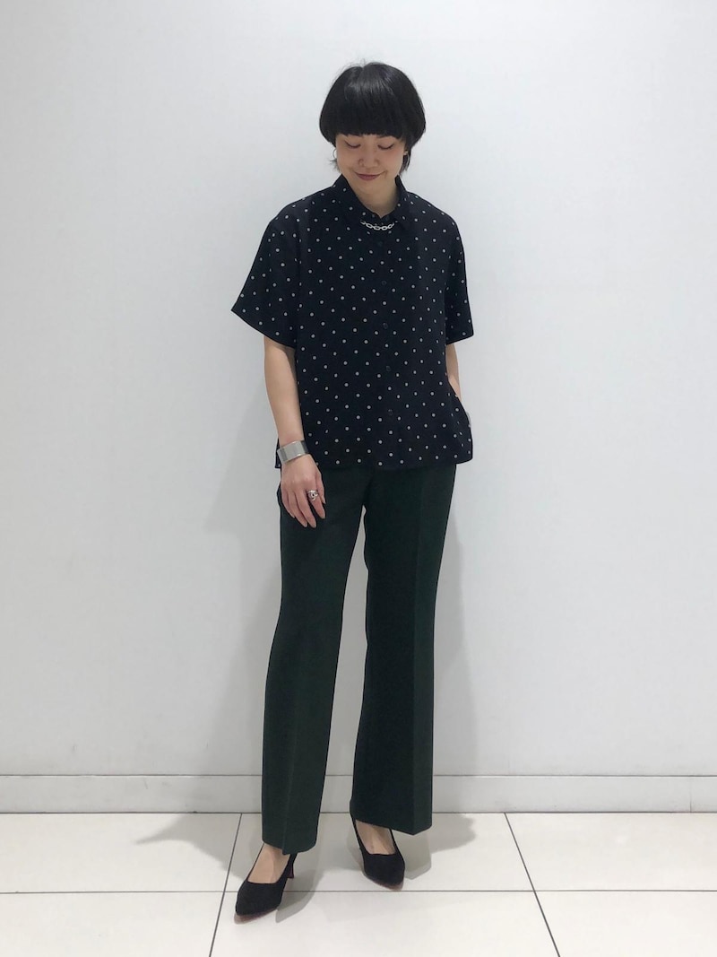 半袖のドット柄シャツは少し甘さのある大人のパンツコーデにぴったり　出典：StyleHint