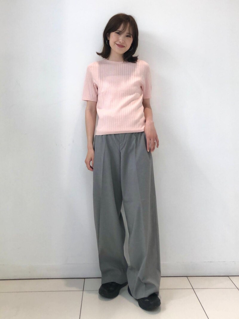 5分袖の3Dニットもピンクならフェミニンに着られる　出典：StyleHint