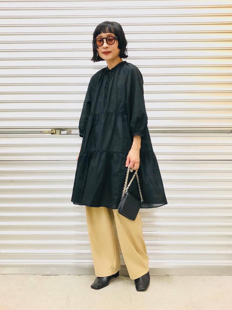 甘めなふんわりティアードワンピをパンツで引き締めて　出典：StyleHint