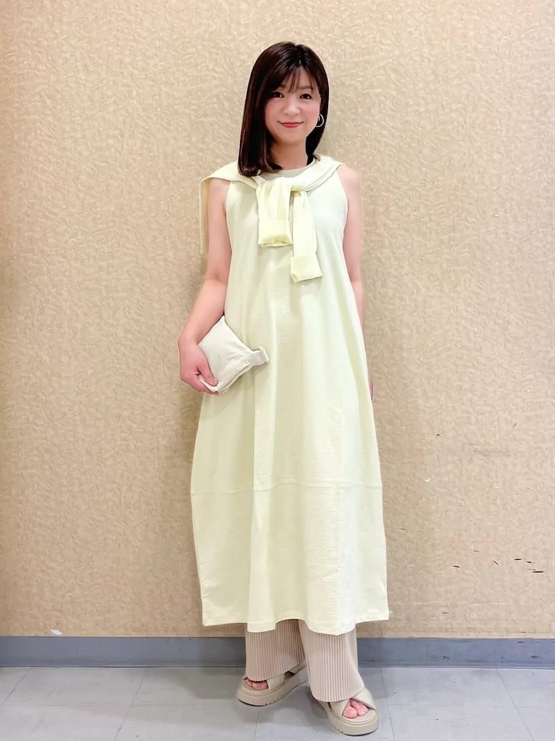 バターイエローで最旬カラーコーデにまとめて　出典：StyleHint