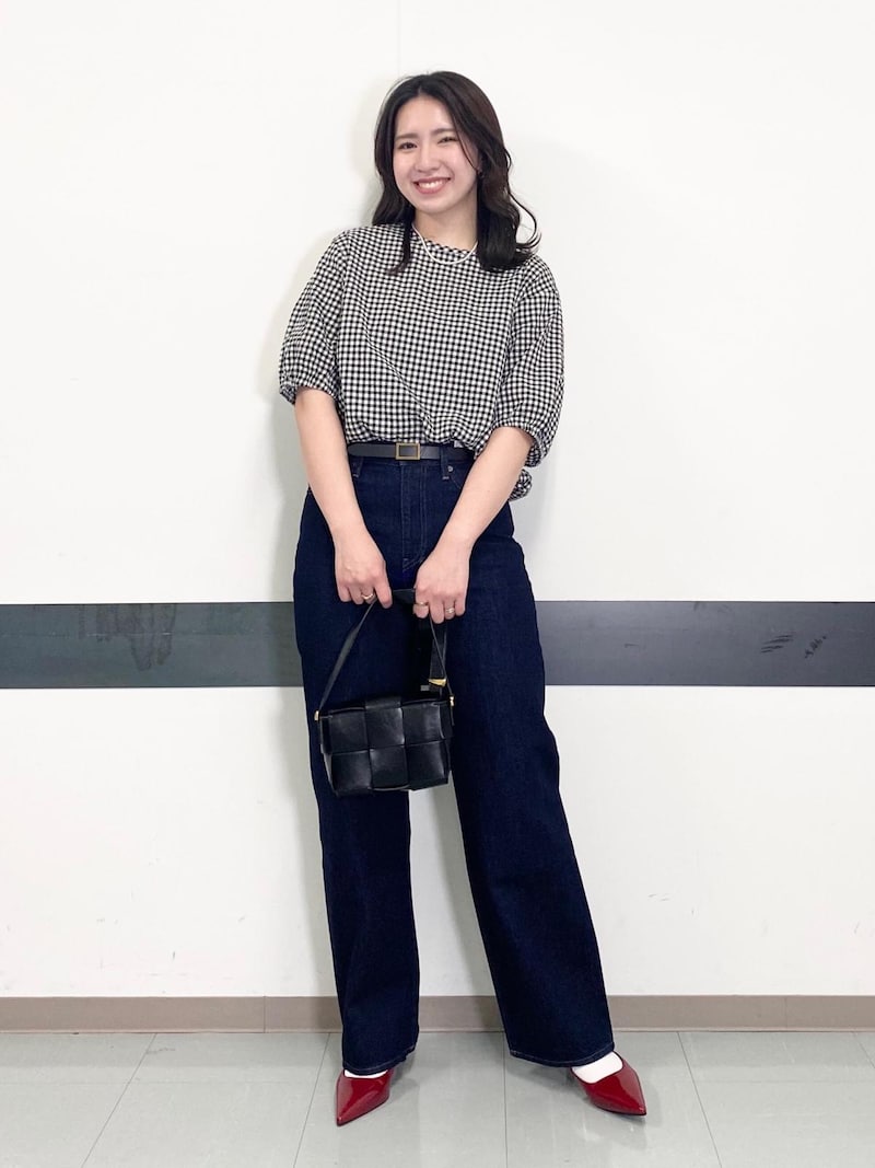 細かなギンガム柄ブラウスをネイビーのデニムで甘くなりすぎずにまとめて　出典：StyleHint