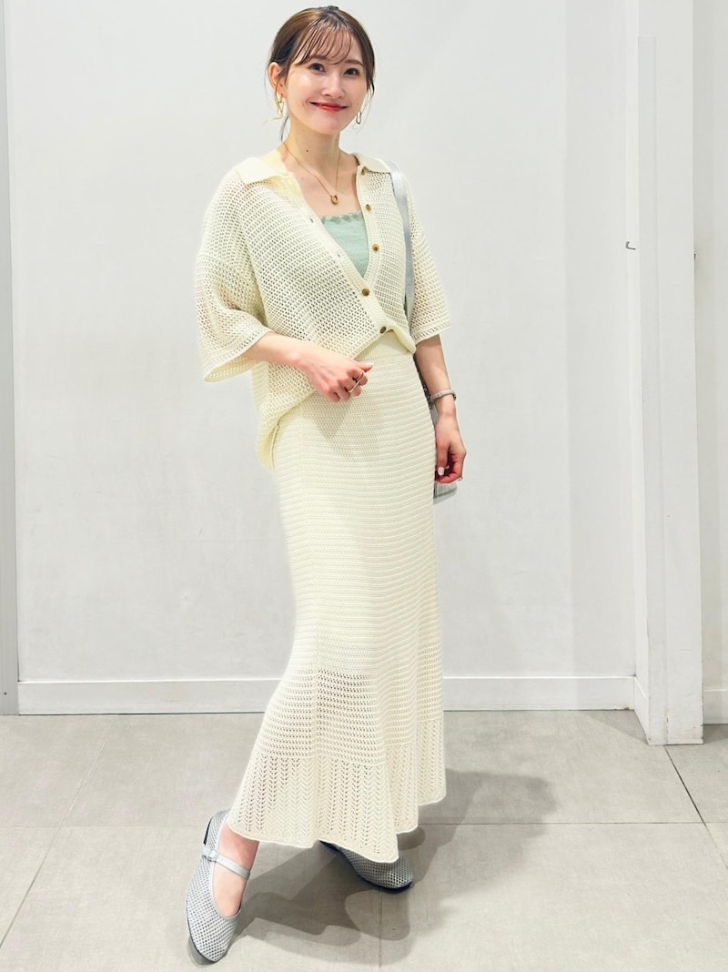 トレンドのクラフト感がおしゃれな透かし編みをセットアップで　出典：StyleHint