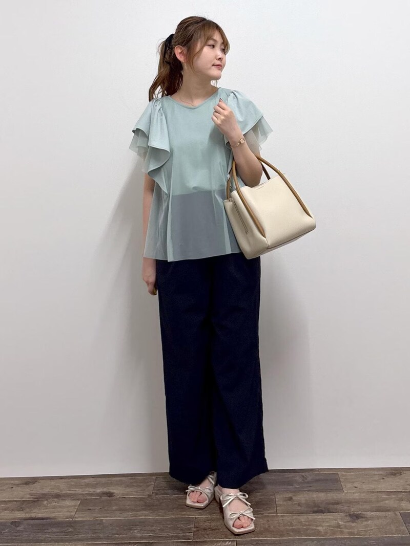 サラサラ素材のダークカラーパンツは頼りになるアイテム　出典：WEAR