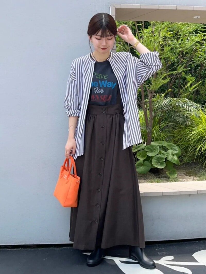 洗えるスカート＆レインブーツは頼りになるコンビ　出典：WEAR