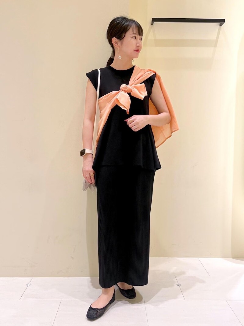 オールブラックコーデも透け感のある素材であか抜けて見えます　出典：WEAR