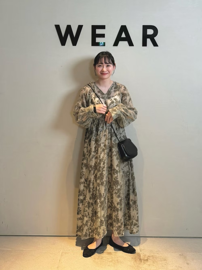 フェミニンなワンピースの足もとにもぴったり　出典：WEAR