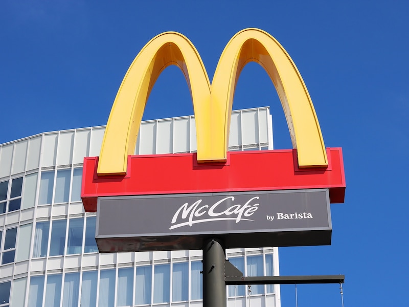 素材をバイオマスプラスチック95％へ変更すると発表した日本マクドナルド ※画像出典：Ned Snowman／Shutterstock.com