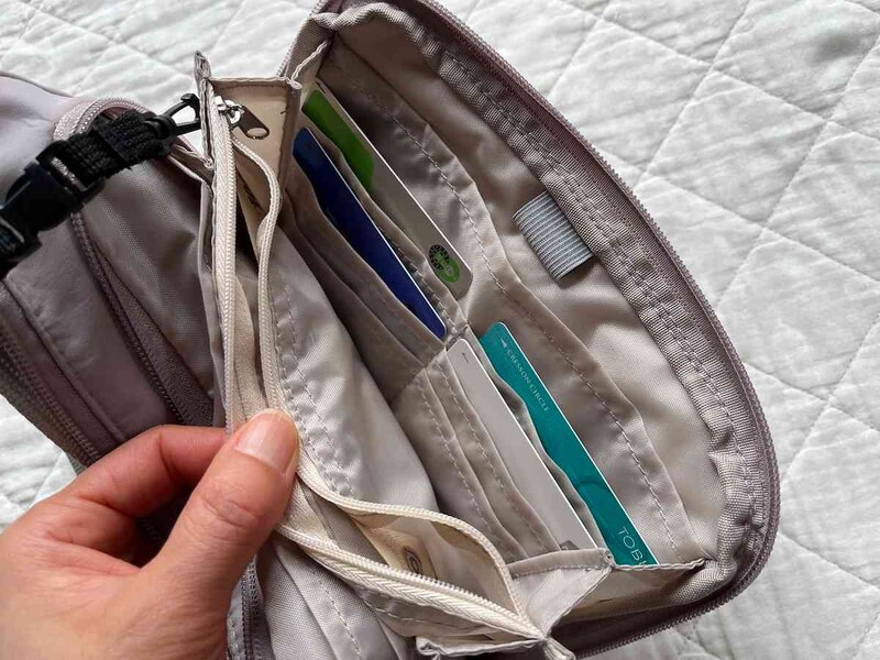 ワークマンの「高撥水Dayライフショルダーポーチ」にはカードポケットがある