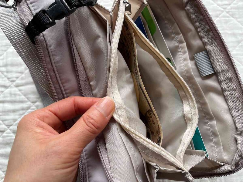 仕切りになっているファスナーポケットにはお札を入れられる