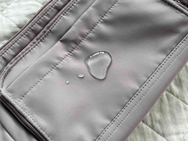 ワークマンの「高撥水Dayライフショルダーポーチ」は水をはじく