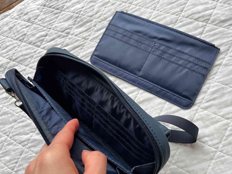 カードポケットがあり、マルチケースは取り外しができる