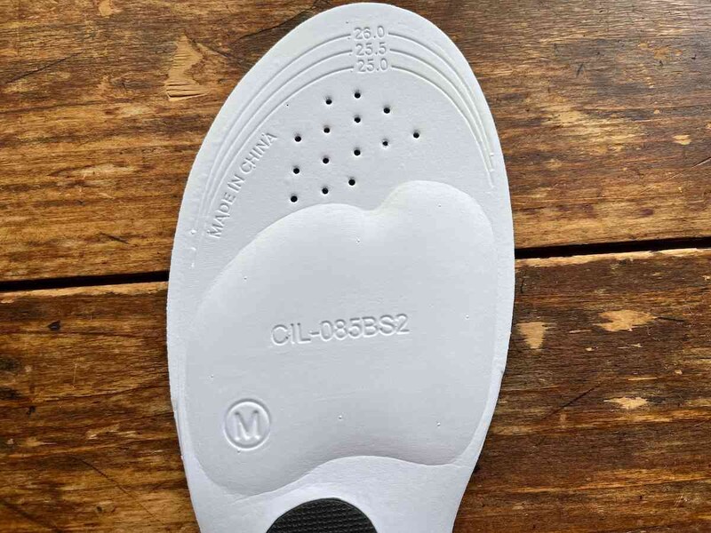 つま先付近は足指がグリップできるような工夫がされている