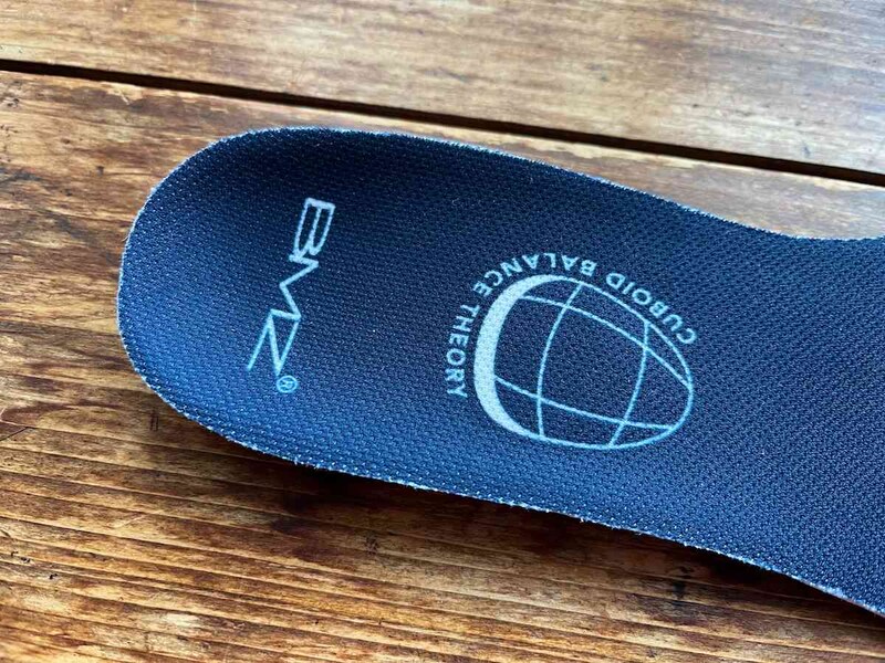 立方骨を支え、かかとをホールドする作り