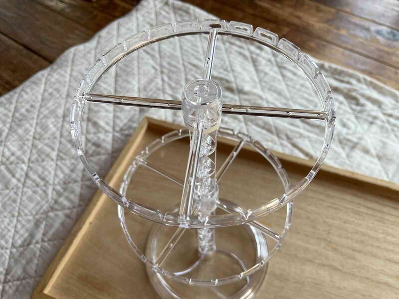 ダイソーの「アクセサリースタンド」の支柱に円形のパーツを入れる