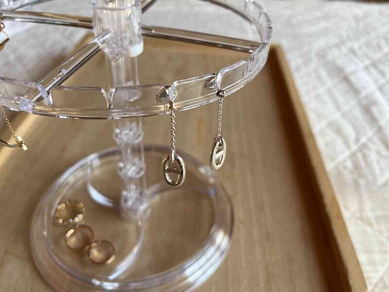 揺れるピアスもかけられる