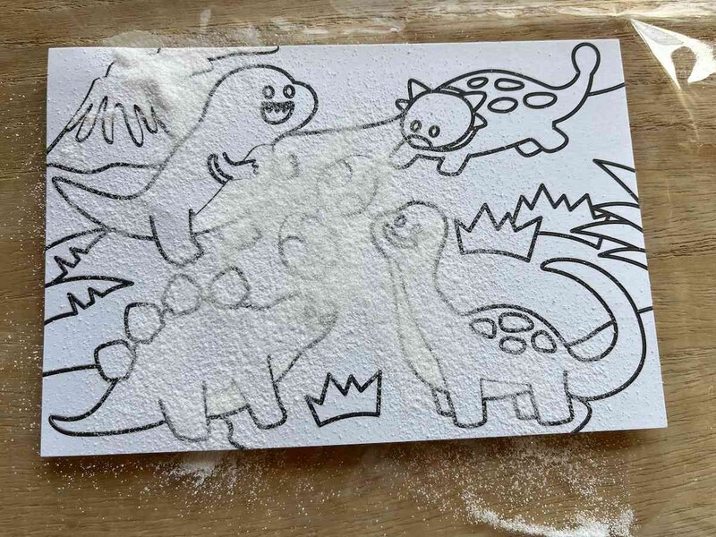 ダイソーの「砂絵セット きょうりゅう」に白の砂をかけてみる