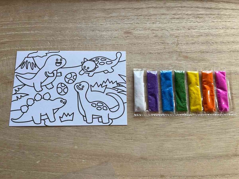 ダイソーの「砂絵セット きょうりゅう」は110円（税込）