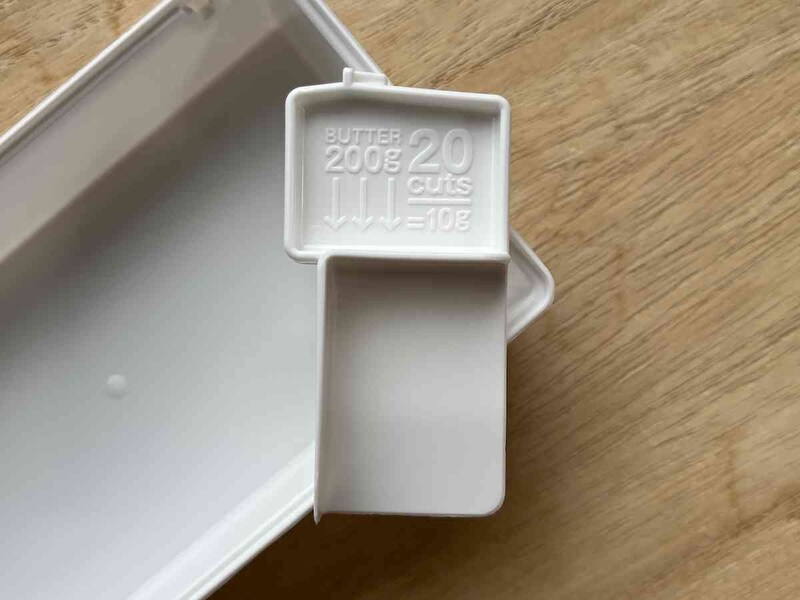ダイソーの「バターケース（バターカッター付、280mL）」には専用のカッターが付いている