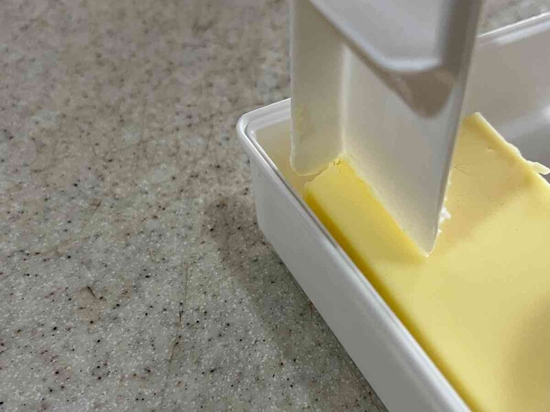 バターに対して垂直にしてグッと押す