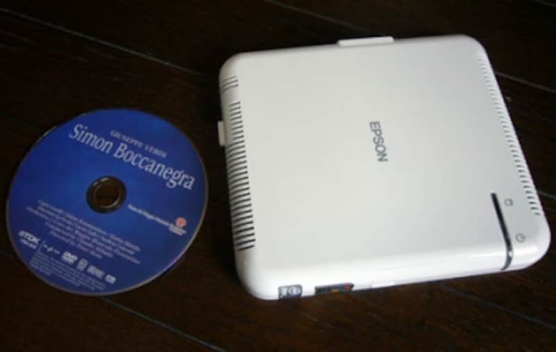 CD-ROMの1枚分よりやや大きい程度のサイズだ